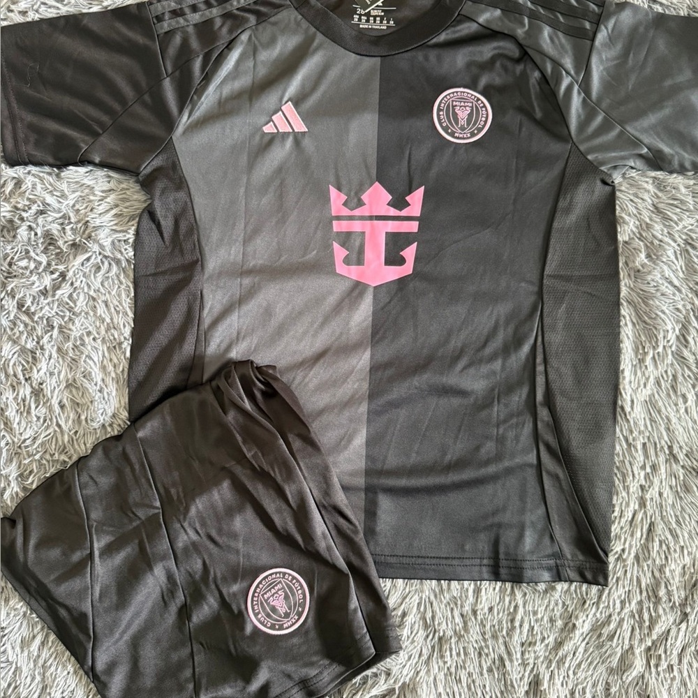 Inter Miami set for Kids Messi. New model 2025 Black and Pink Soccer Jersey Set